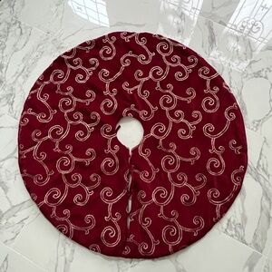 Gorgeous Chestnut Lane Plush Reversible Tree Skirt